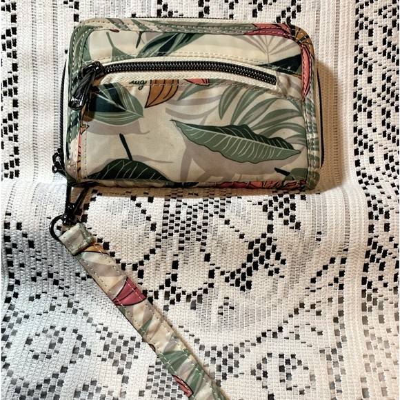 Lug Rodeo Compact Rfid Wallet In Lily Sand - Picture 3 of 3